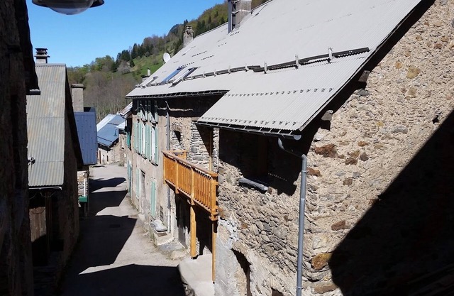 Large 200 m² house, typical of the Oisans region, meticulously restored