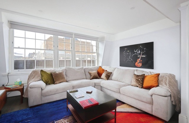 Large 3 bedroom apartment in Theatre District