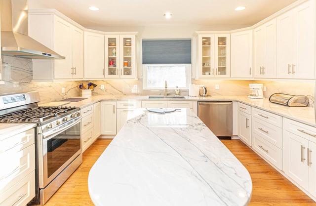 Large 4 Bed/3 Bath House