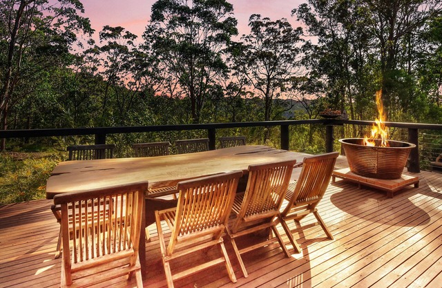 Large 4 bed house with pool, total privacy. 30 minutes from the Hunter Valley.