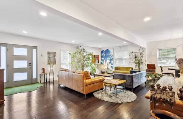 Large 5 Bedroom Home Near Airport