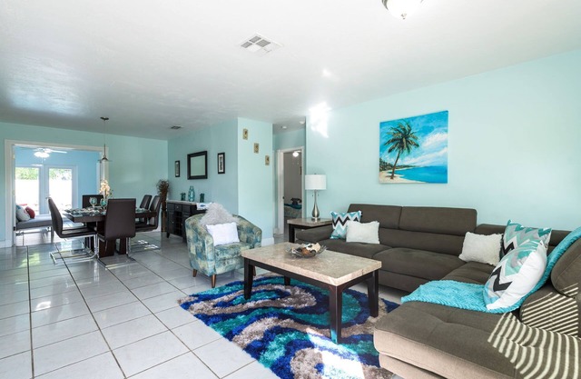 LARGE 5 Bedroom POOL HOME IN HOLLYWOOD WOW! plus POOL and more