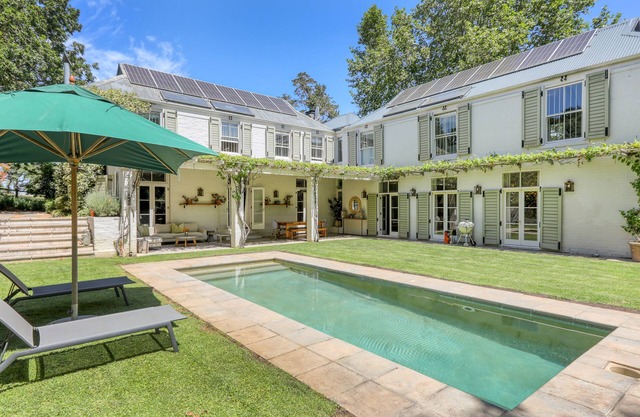 Large 6 bedroom home on Constantia wine-farm