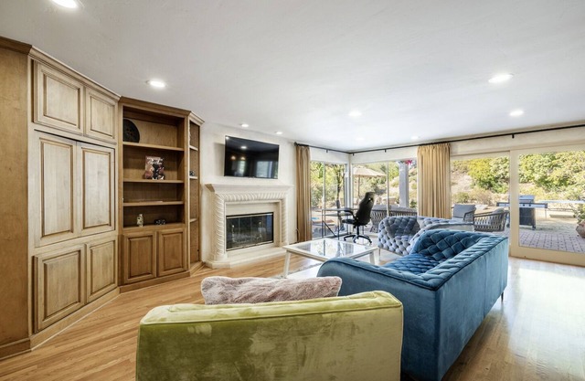 Large 6 Bedroom House, Great Location and Valley Views