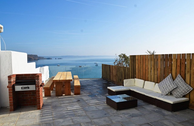 Large 6 bedroom house. Uninterrupted sea views - perfect for town and beaches.