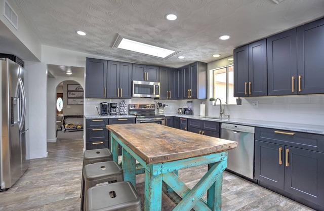 Large 7-bedroom, 4-bath house in NW Tucson - Pool, Pool Table, Sleeps 14+
