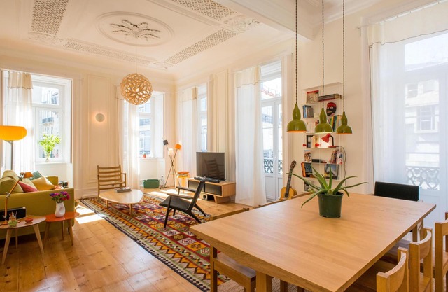 LARGE AND BRIGHT APARTMENT DOWNTOWN , NEAR BARRIO ALTO WITH AIR CONDITIONNING