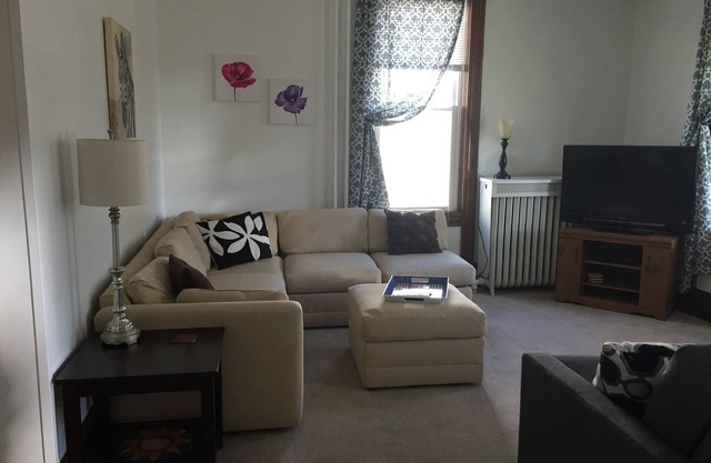 Large Apartment In The Heart Of Marquette W/Cable & WiFi! Pet Friendly!