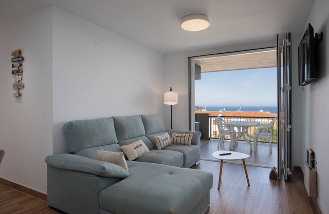 Large apartment with sea views, pool and parking
