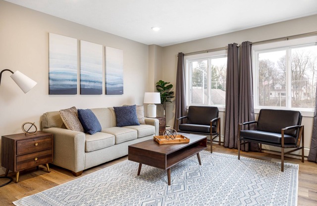 Large Apt | Downtown | AC | Beach | Shops | Walk |