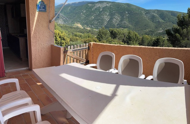 Large bastidon with exceptional views, on the edge of a hill.