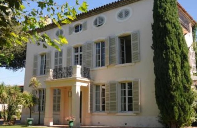 Large bastide very quiet and cool, very large garden (3000 m2) city and sea