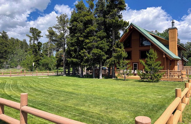 Large Beautiful Log Home in East Glacier Park