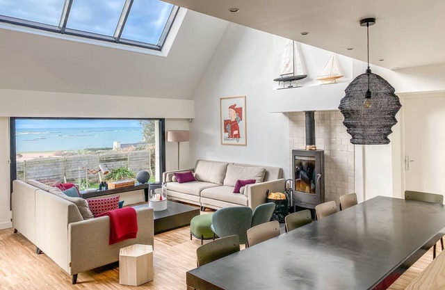Large bright house with Wifi and sea view 1.1km from the beach in TREBEURDEN
