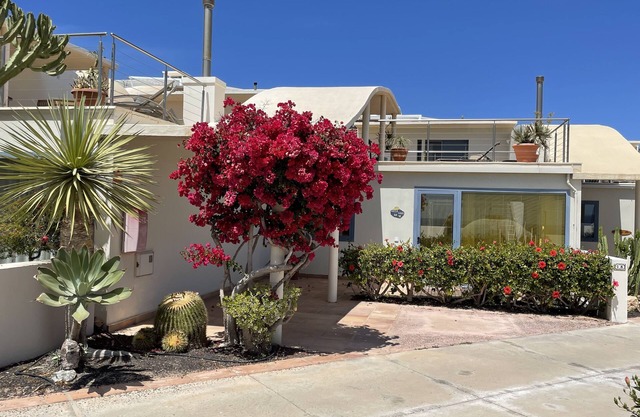 Large bungalow w/private pool, few min. from the sea, protected inner courtyard.