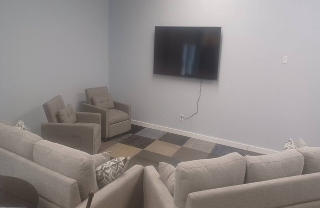 Large cabin - all appliances - 3 miles from large lake; River Tubing, water park