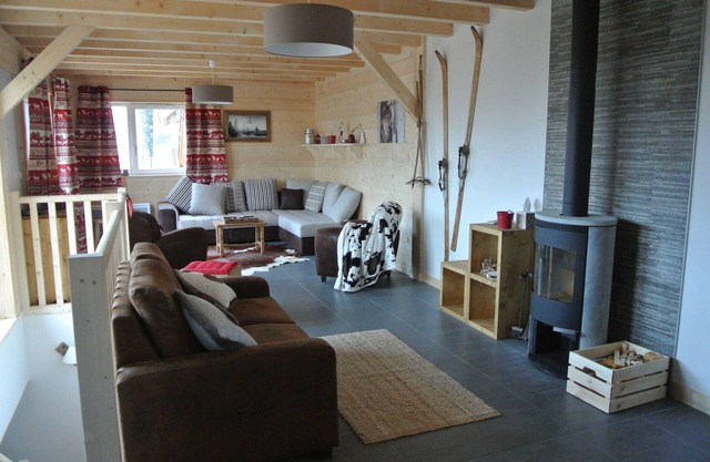 LARGE CHALET HEART OF RESORT, SKIS ON FOOT, FOR 15 PEOPLE 4 *