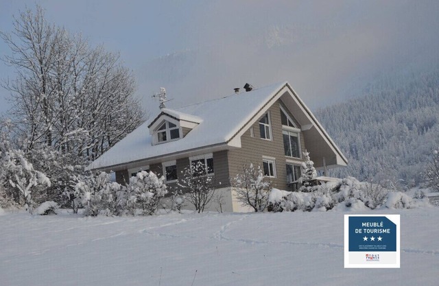 LARGE CONTEMPORARY CHALET WITH LAKE AND MOUNTAIN VIEWS IN SK MOUNTAIN STATION