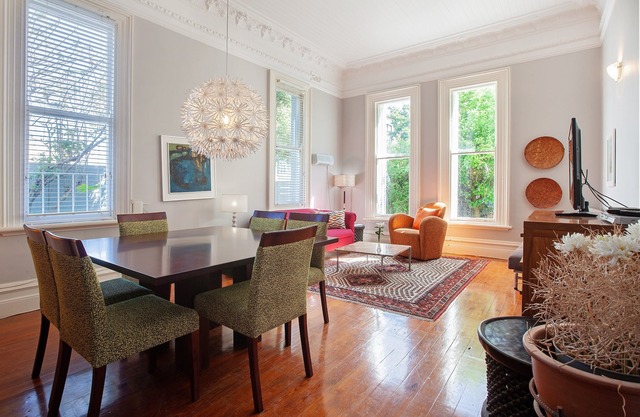 Large Contemporary 1 bedroom apartment, n 5 minutes to beach, nserviced dailyn