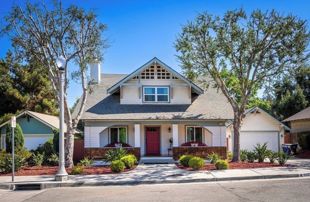 Large Craftsman blocks from Downtown Riverside!