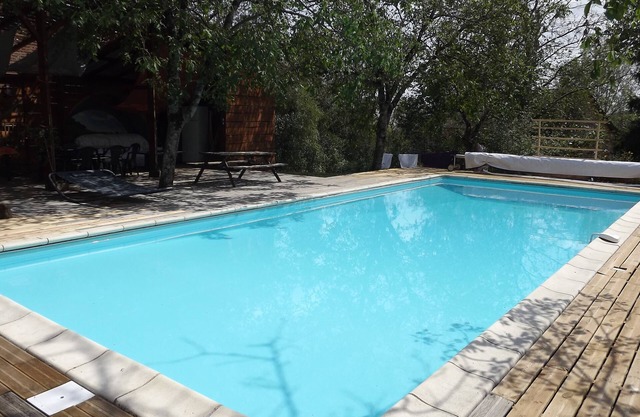 Large family home, private heated pool, large garden, near Najac.