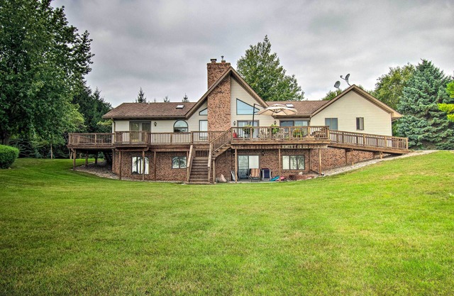 Large Family Home w/Deck & Yard on Lake Huron