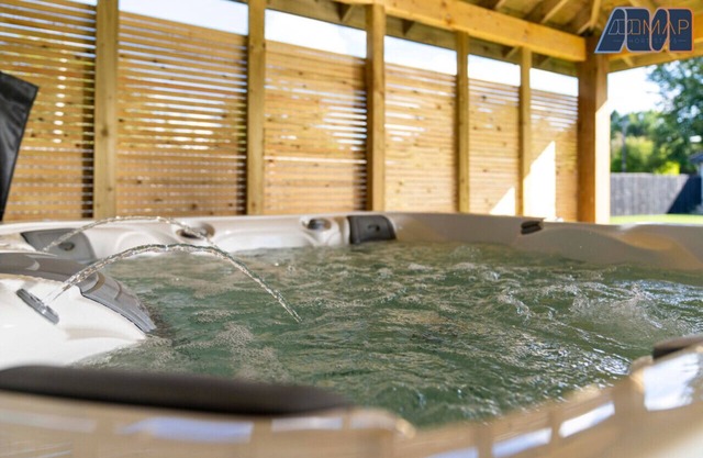 Large Family Home with Hot Tub/Jacuzzi, Log Burner