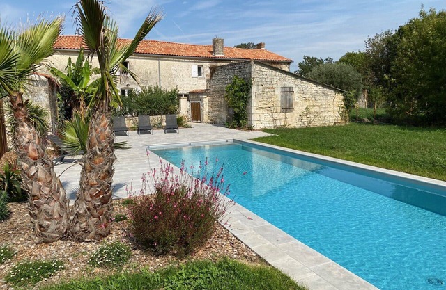 Large family home with swimming pool, sleeps 14 to 17, near Vendée beaches
