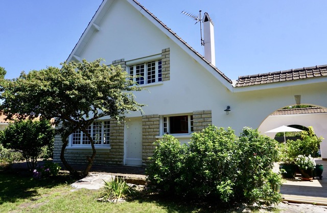 Large family house with pool and large garden, quiet area near the beach