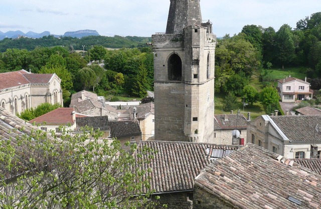 Large family house - sleeps 10. 4 bedrooms/4 bathrooms in medieval hilltop village