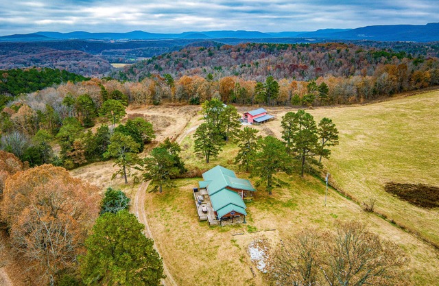 Large family retreat nestled in the Ozarks. Pet Friendly!