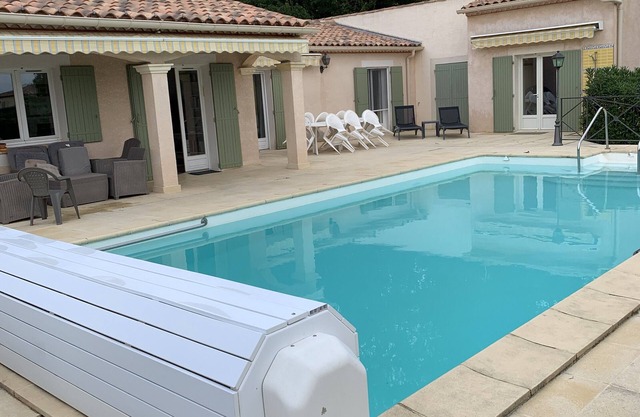 Large villa with pool and large garden in a quiet location 5 minutes from Uzes (Gard).