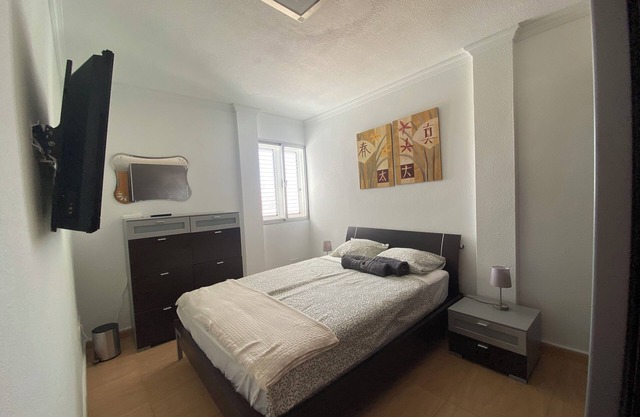 Large, fully equipped apartment in a quiet and trendy area by the sea.