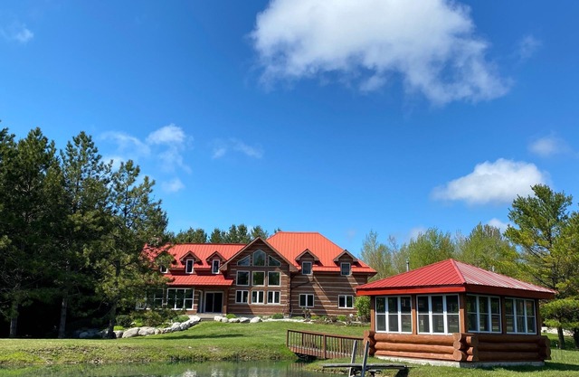 Large Grand Bend Getaway. Swim, Golf, Relax