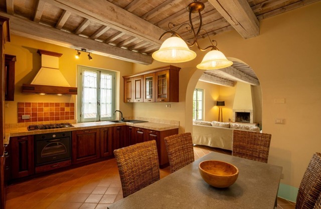 Large ground floor apartment of 118 m2 consisting of a large living room with fireplace, kitchen complete with dishwasher, microwave oven, electric oven, coffee machine, kettle, fridge and freezer.Dining area, a master double bedroom with private bathroo