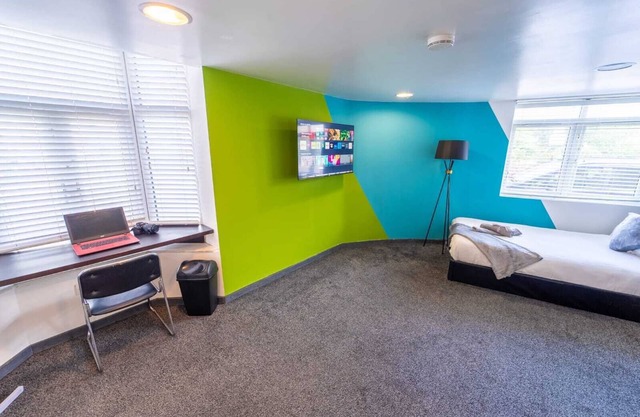 Large ground floor studio right by UOB and QE!
