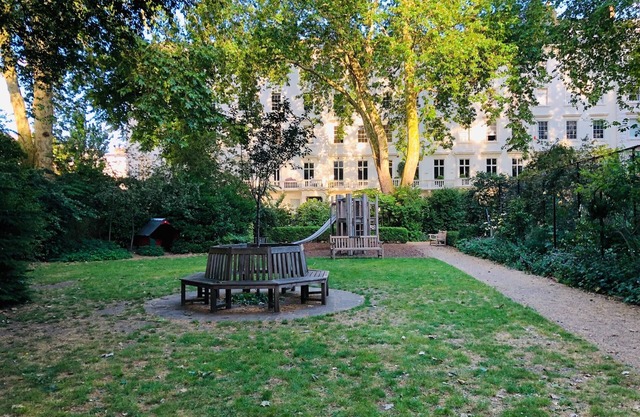 Large Group Friendly South Belgravia 4BR Apt