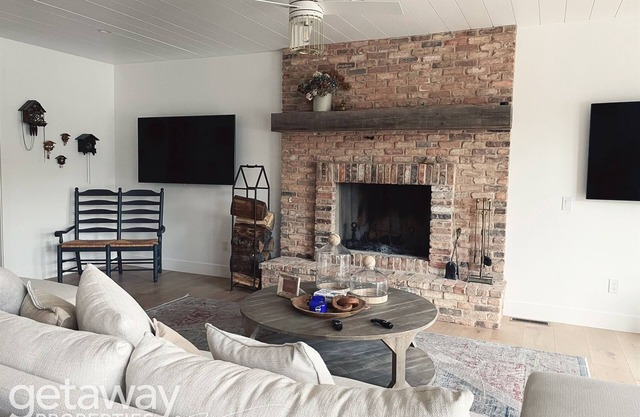 Large Group Getaway | Peaceful Views + Spa Tub