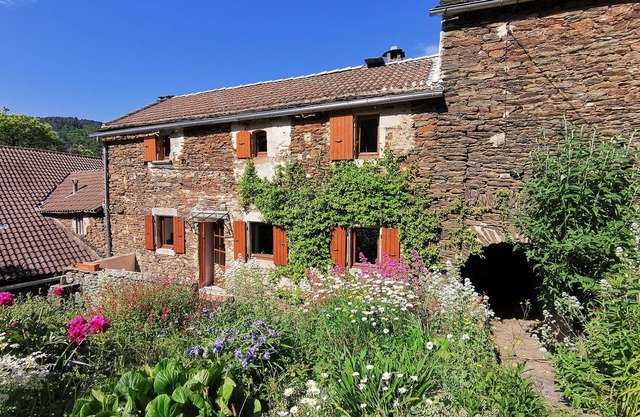 LARGE HOUSE TO SHARE WITH FRIENDS