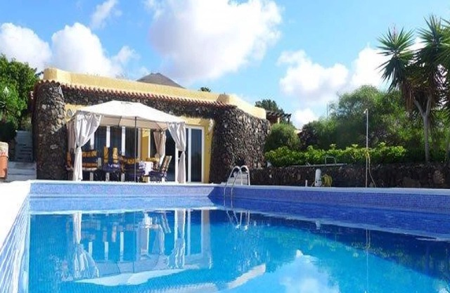 Large Heated Pool, Hot Tub, Bar, Games Room, Gym, 2 Caves, New Outdoor Kitchen