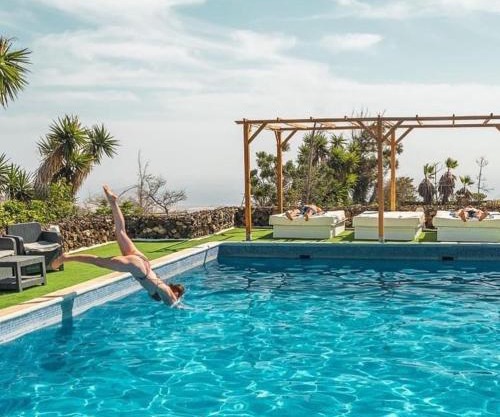 Large Heated Pool, Hot Tub, Bar, Games Room, Gym, 2 Caves, New Outdoor Kitchen