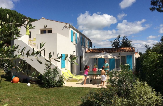 Large holiday home (9 to 11 people), by the sea and the forest.