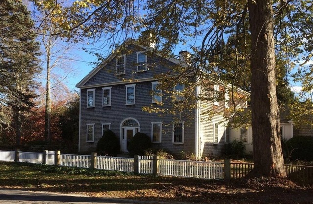 Large Home in Adamsville. Close to Vineyards, Breweries & Beaches. Central AC