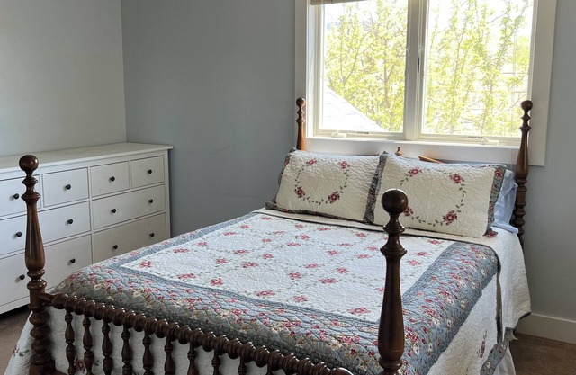 Large home next to Yellowstone Nat Park with mountain views