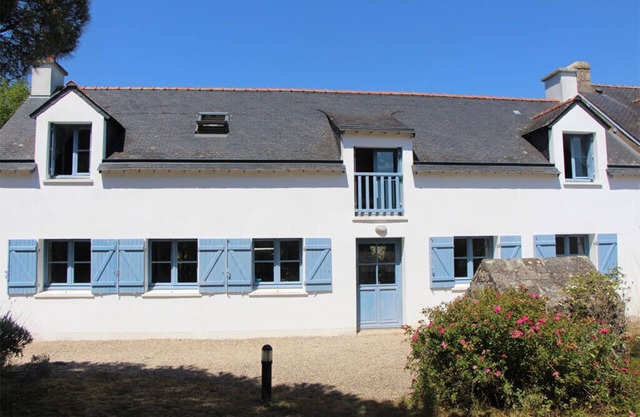 Large house between sea and countryside