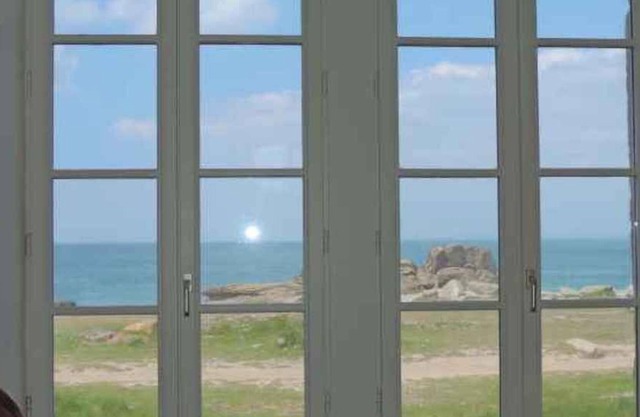 Large house facing the rocks of Saint-Guénolé, along the GR34