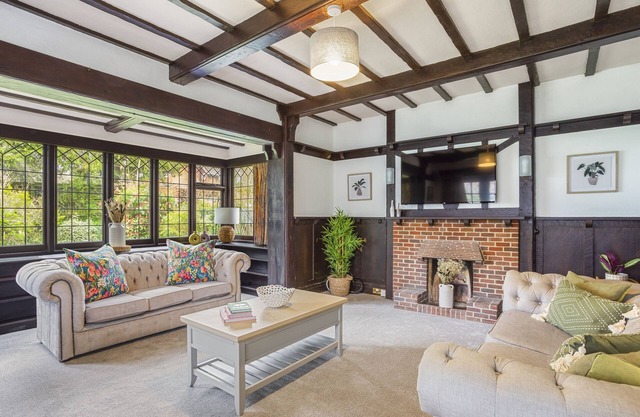 Large House- HOT TUB - Sleeps 12 - Near Sandbanks