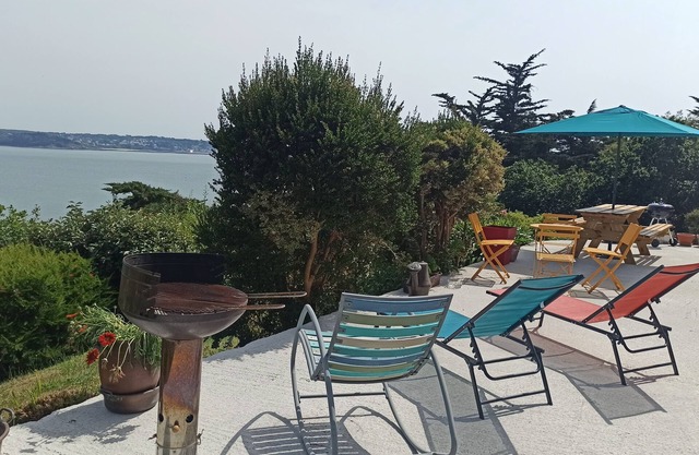 Large house, sea view, 5 minutes walk from the beach