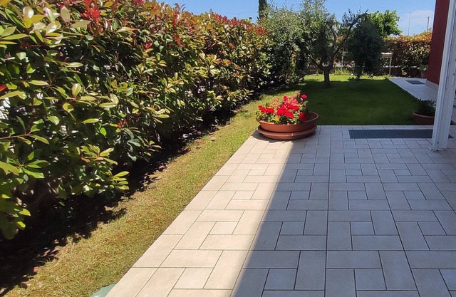 Large garden within walking distance of the sea! Home for families with pets