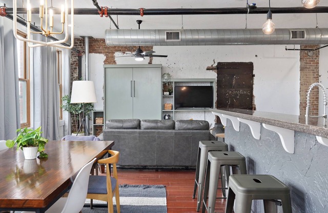 Large loft apartment with Wifi and AC in Springfield